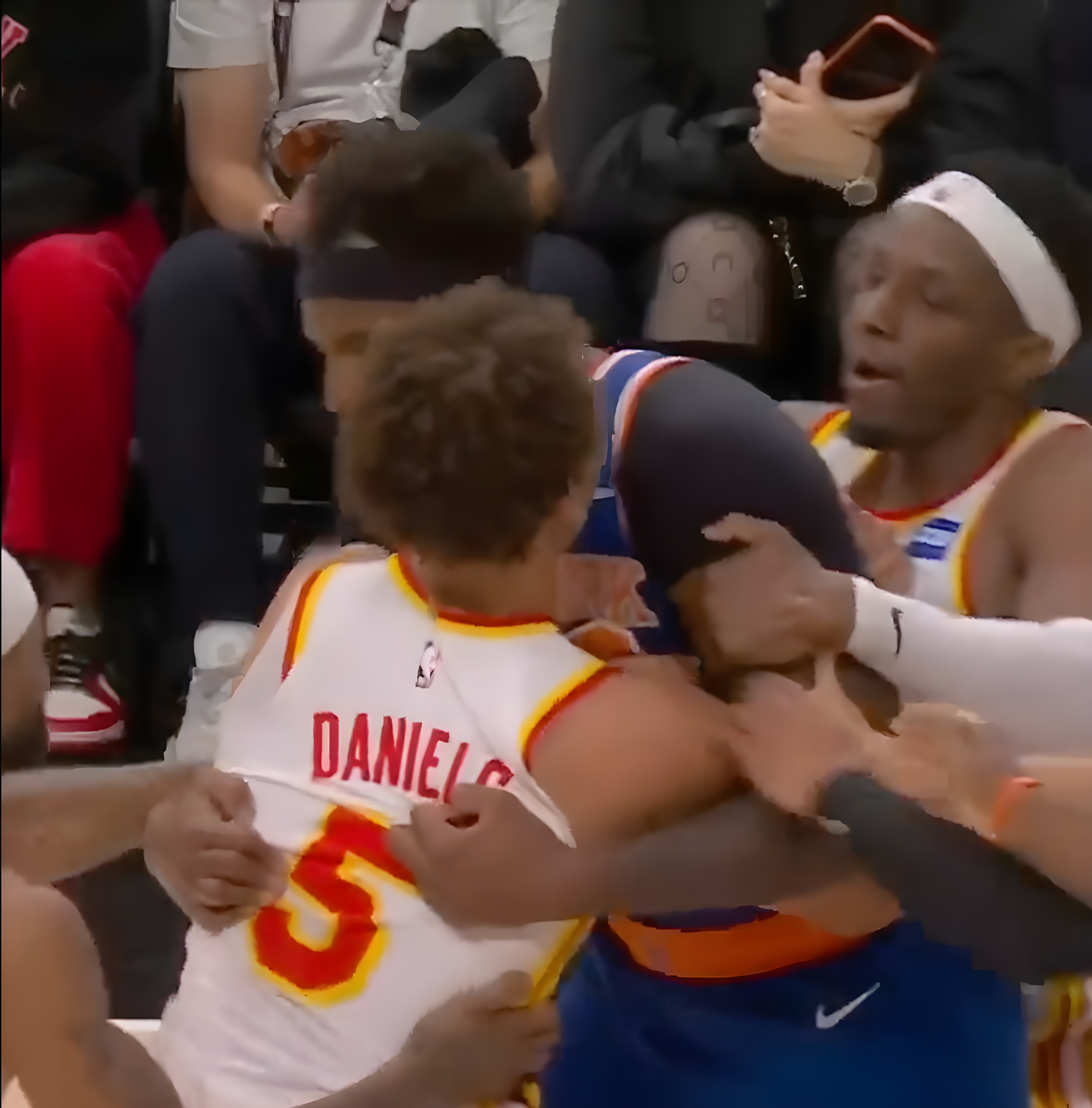 The fight between Dyson Daniels and Mitchell Robinson